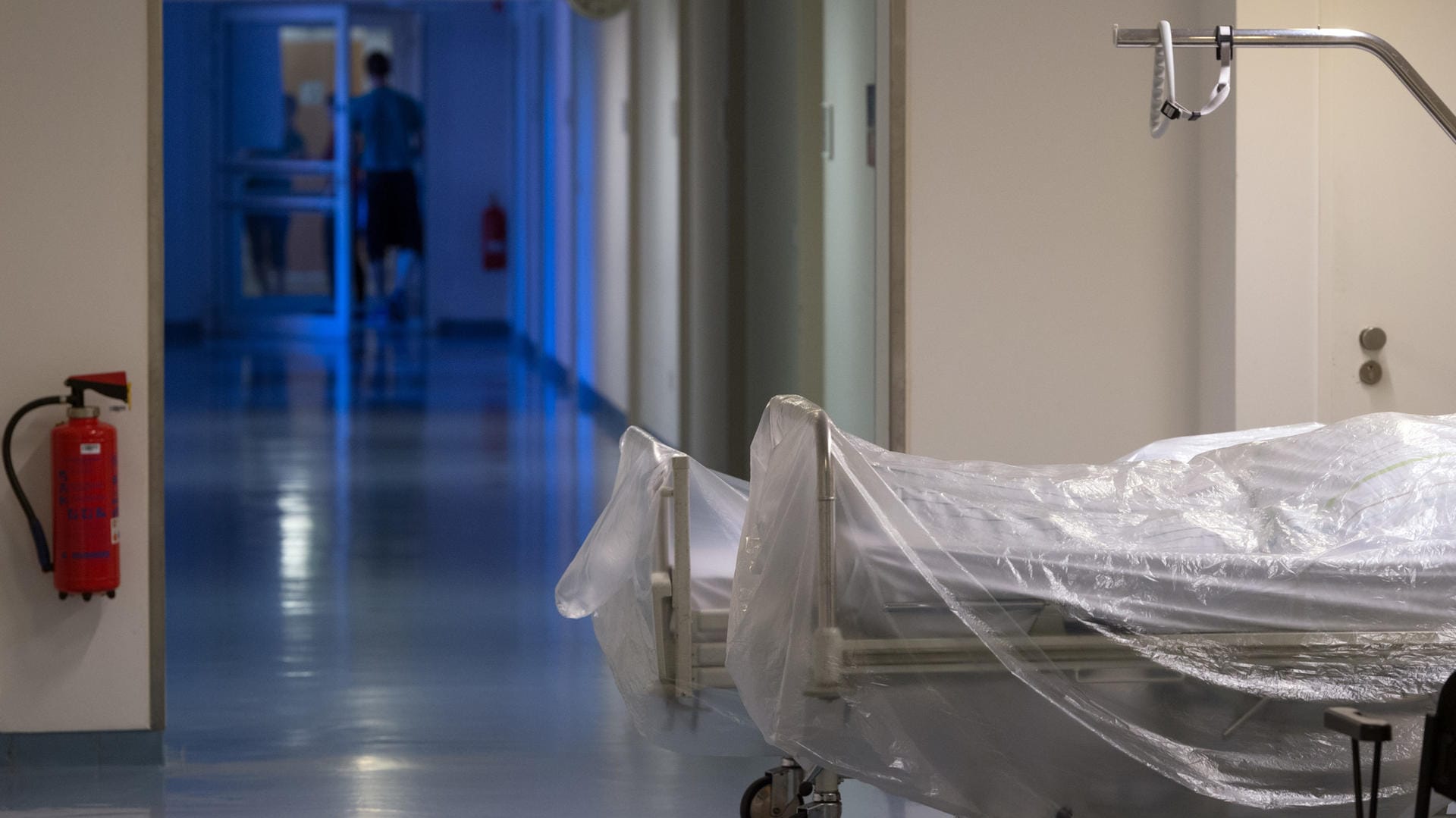 Der Senkmechanismus eines Krankenbettes verursachte offenbar den Tod der Zehnjährigen. Der Senkmechanismus eines Krankenbettes verursachte offenbar den Tod der Zehnjährigen.
