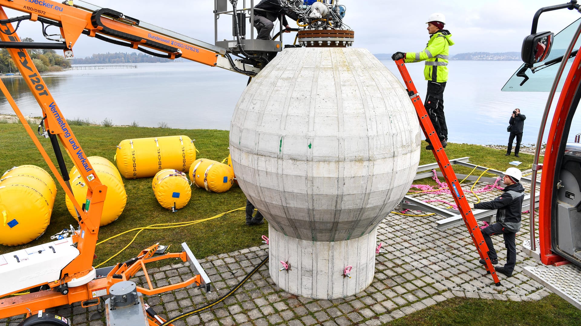 Mitarbeiter des Fraunhofer-Instituts bereiten im November 2016 den Beton-Kugelspeicher vor. Mitarbeiter des Fraunhofer-Instituts bereiten im November 2016 den Beton-Kugelspeicher vor.