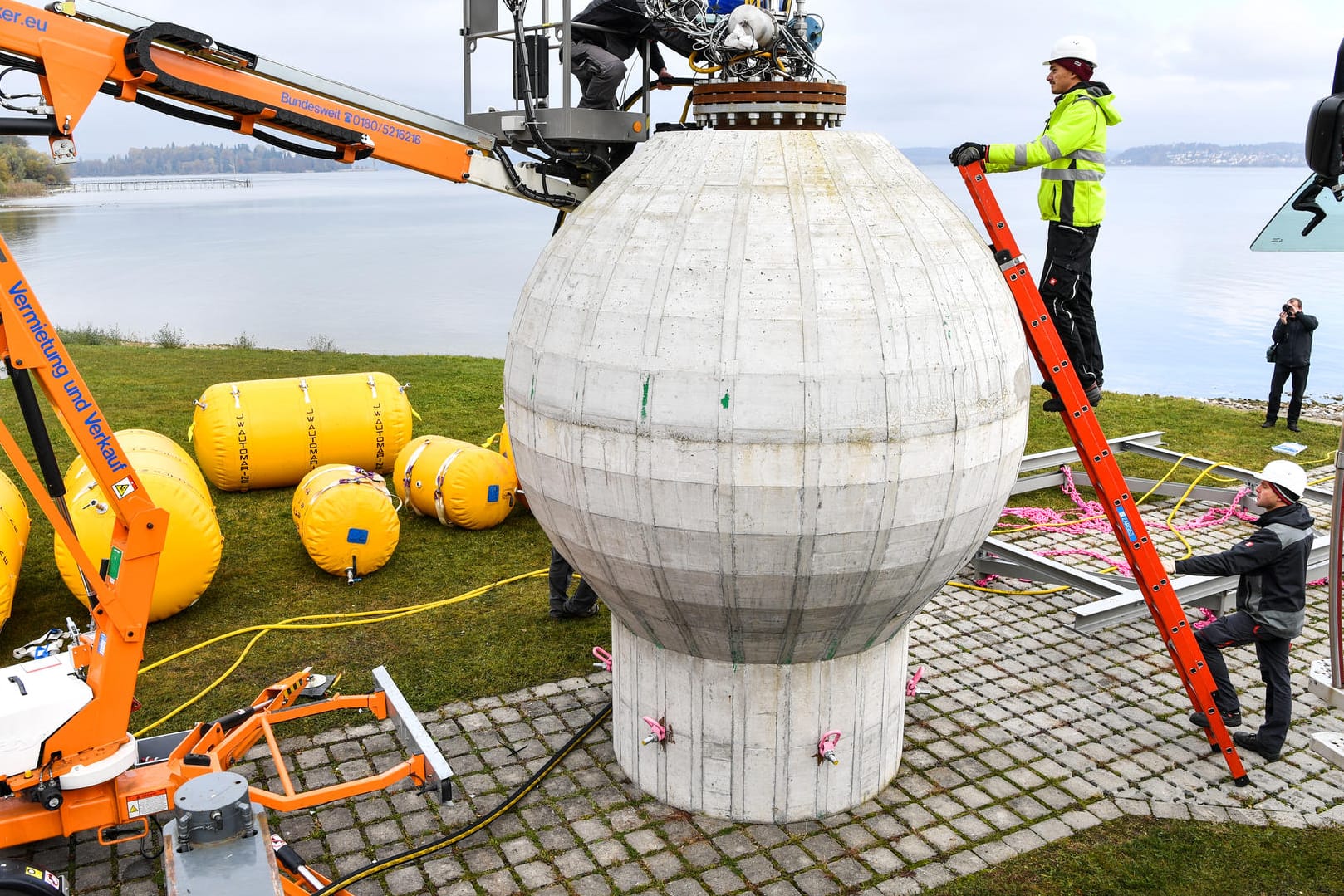 Mitarbeiter des Fraunhofer-Instituts bereiten im November 2016 den Beton-Kugelspeicher vor.
