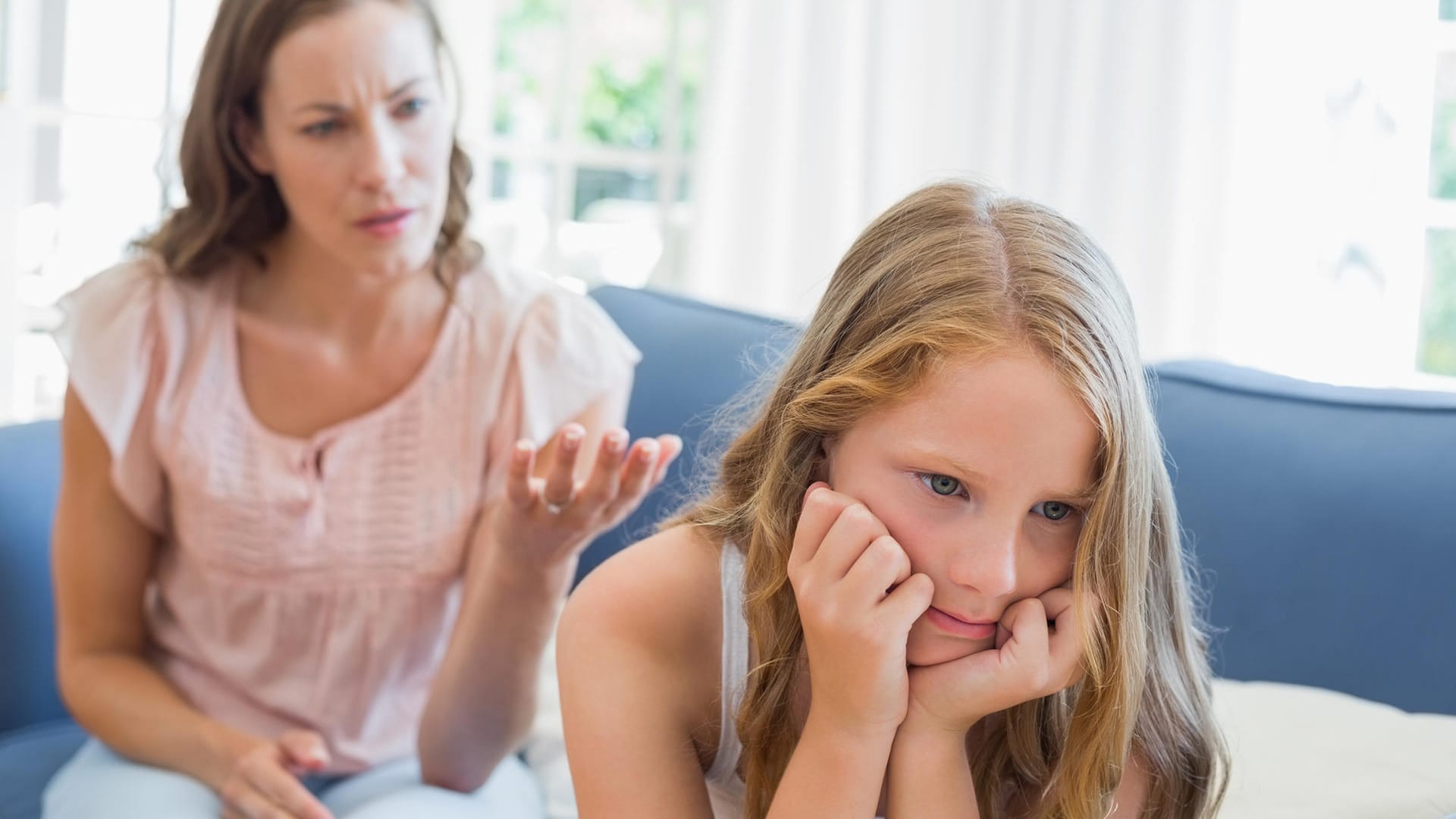 Eine Mutter diskutiert mit ihrer Tochter