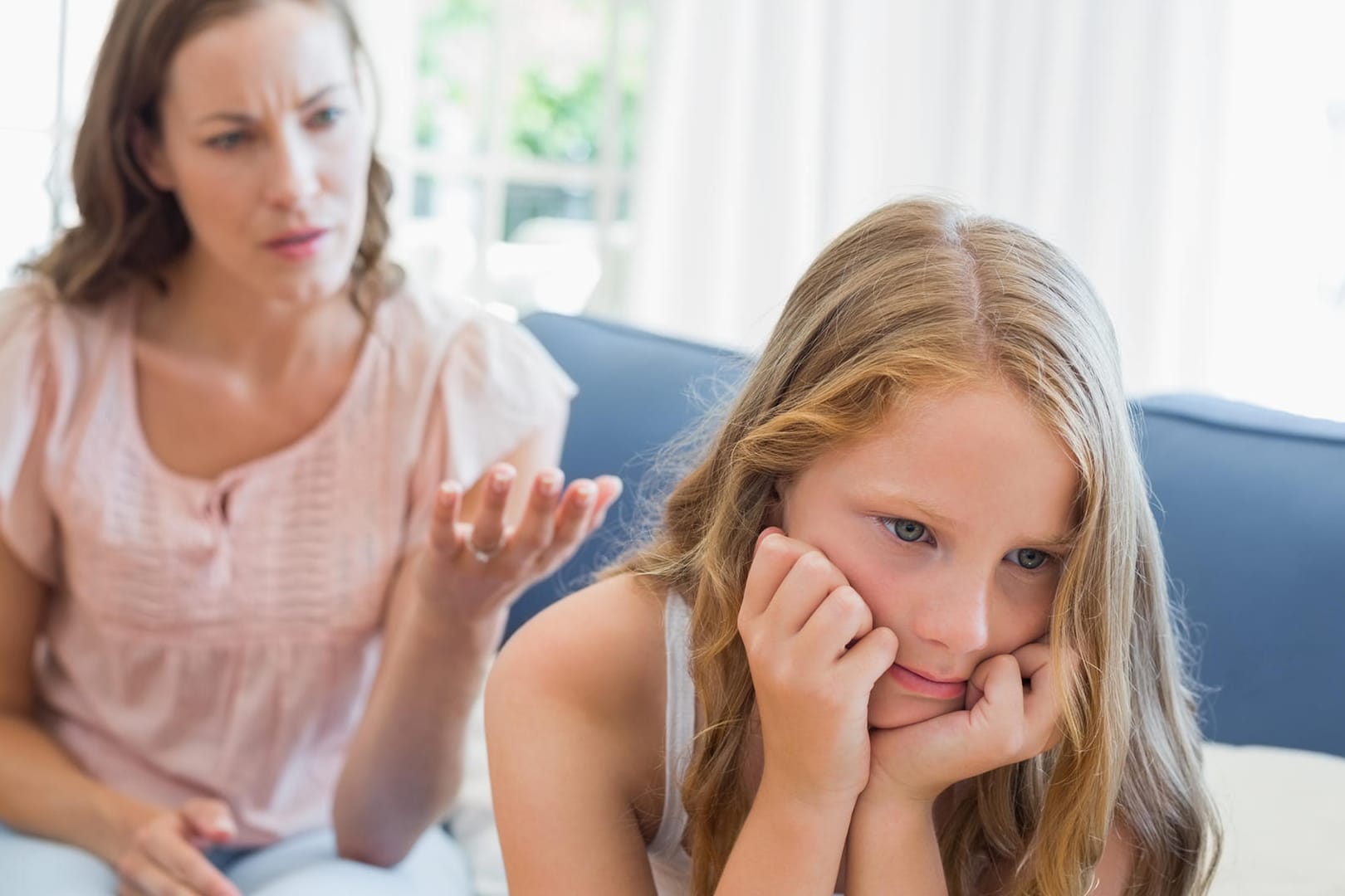 Eine Mutter diskutiert mit ihrer Tochter