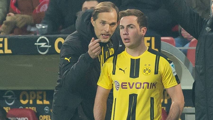 Trainer Thomas Tuchel (li.) im Gespräch mit Mario Götze