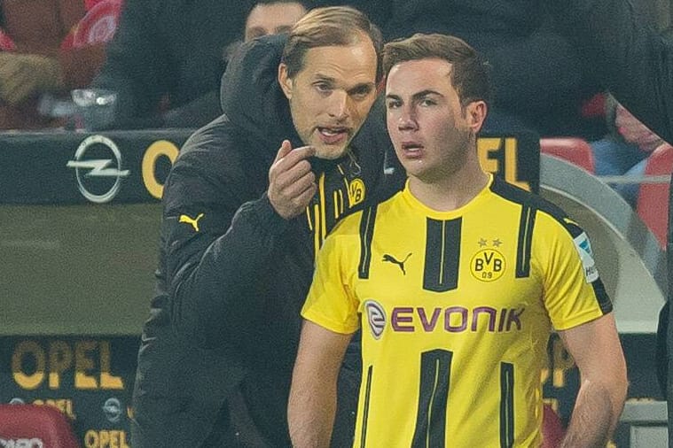 Trainer Thomas Tuchel (li.) im Gespräch mit Mario Götze