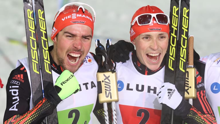 Freude pur: Johannes Rydzek (li.) und Eric Frenzel haben im WM-Teamsprint die Goldmedaille gewonnen.