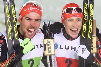Freude pur: Johannes Rydzek (li.) und Eric Frenzel haben im WM-Teamsprint die Goldmedaille gewonnen.