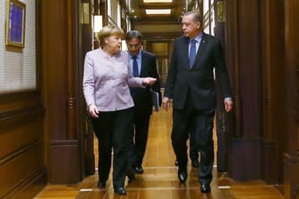 Das deutsch-türkische Verhältnis taumelt derzeit von einem Tiefpunkt zum nächsten. Merkel und Erdogan trafen sich zuletzt Anfang Februar in Ankara.