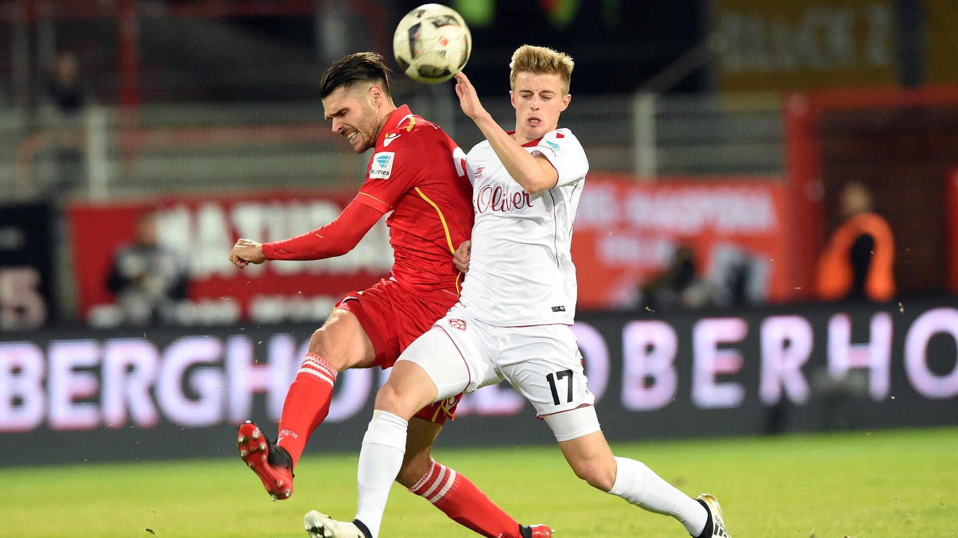 Der Berliner Christopher Trimmel (li.) beim Zweikampf mit Würzburgs Sebastian Ernst.