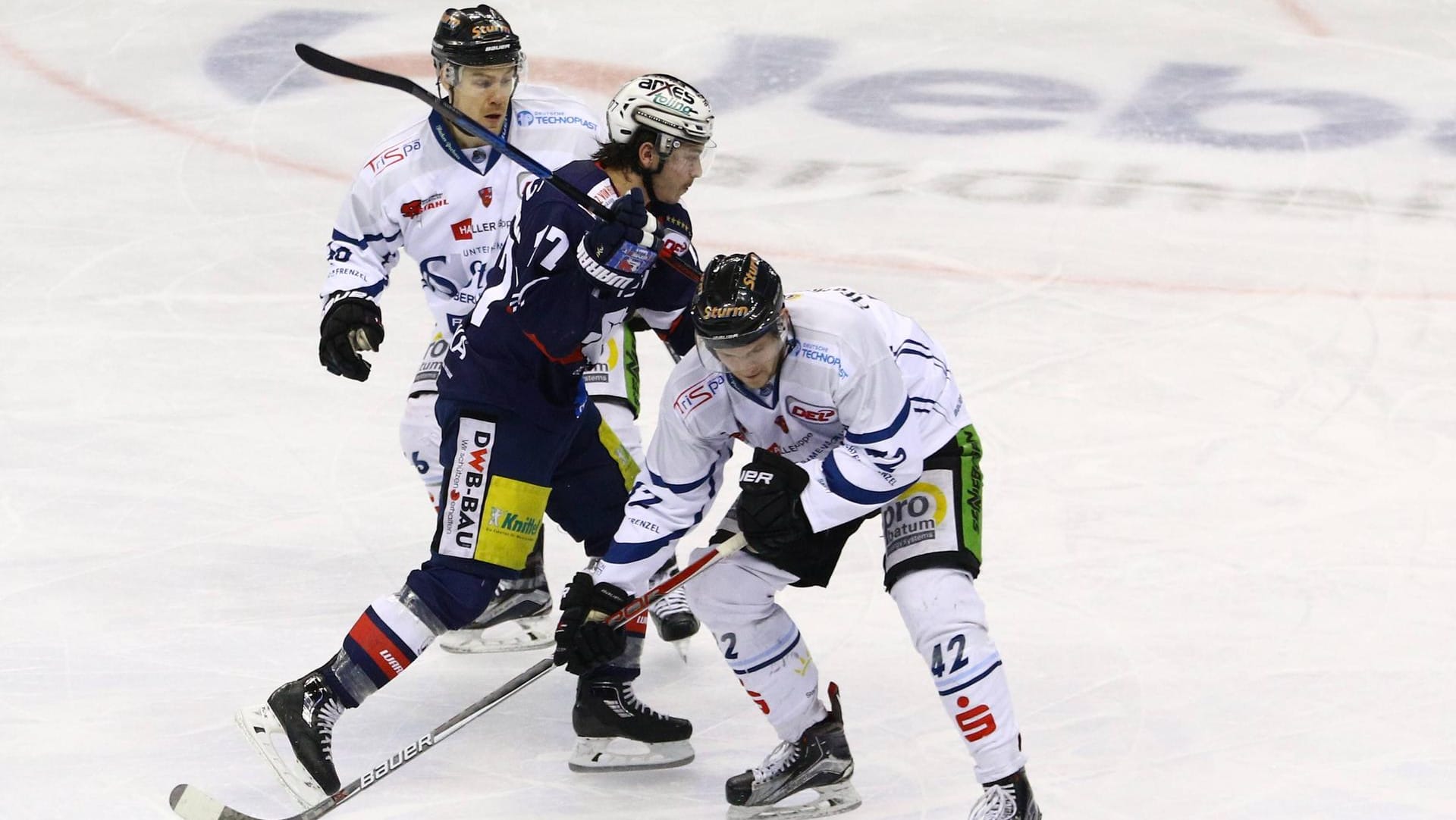 Jamie MacQueen (dunkles Trikot) steht mit den Eisbären im Viertelfinale.