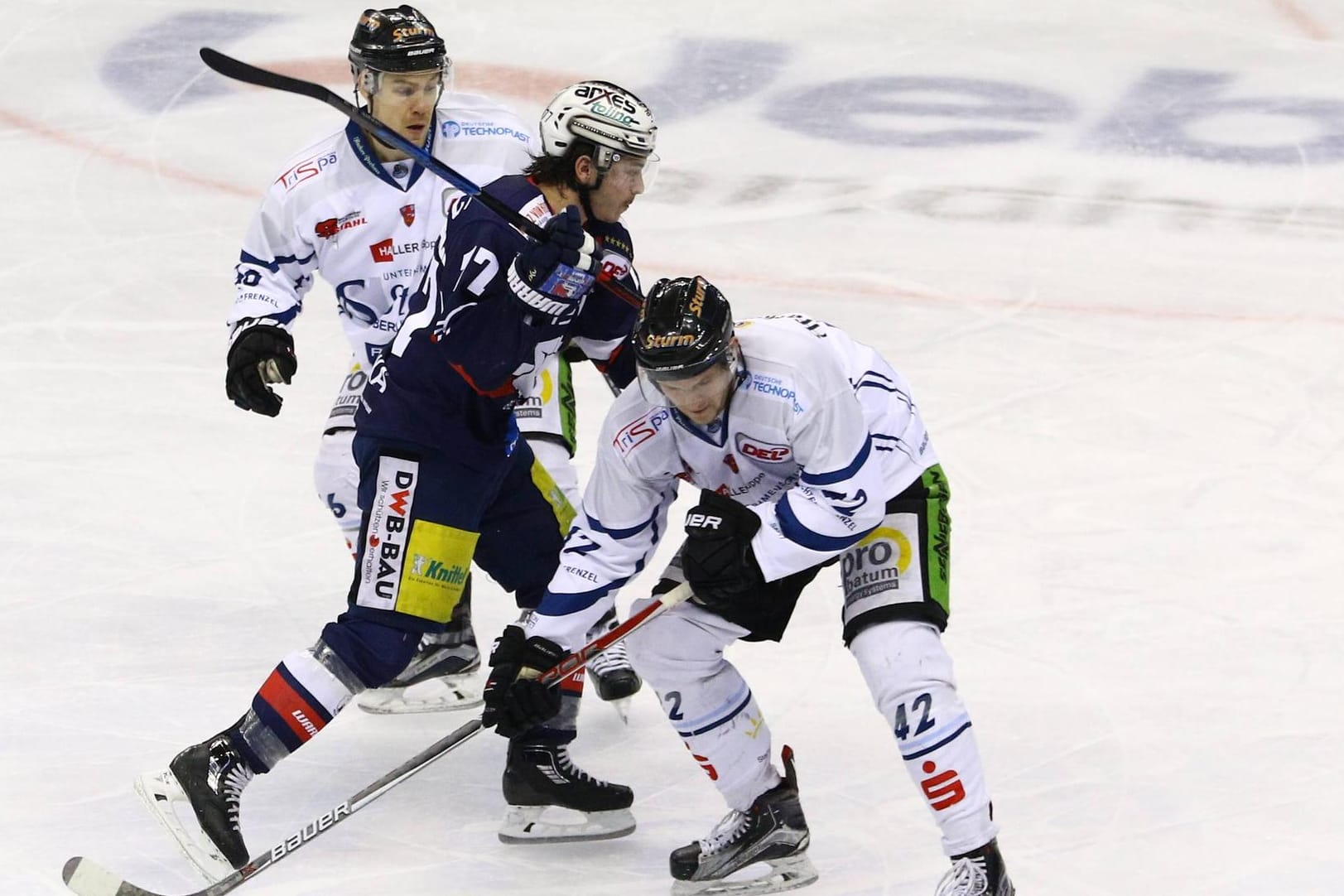 Jamie MacQueen (dunkles Trikot) steht mit den Eisbären im Viertelfinale.