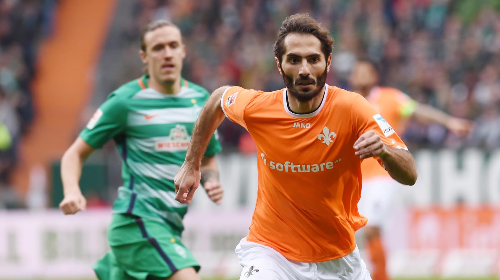 Bremens Max Kruse läuft Darmstadts Hamit Altintop (re) hinterher.