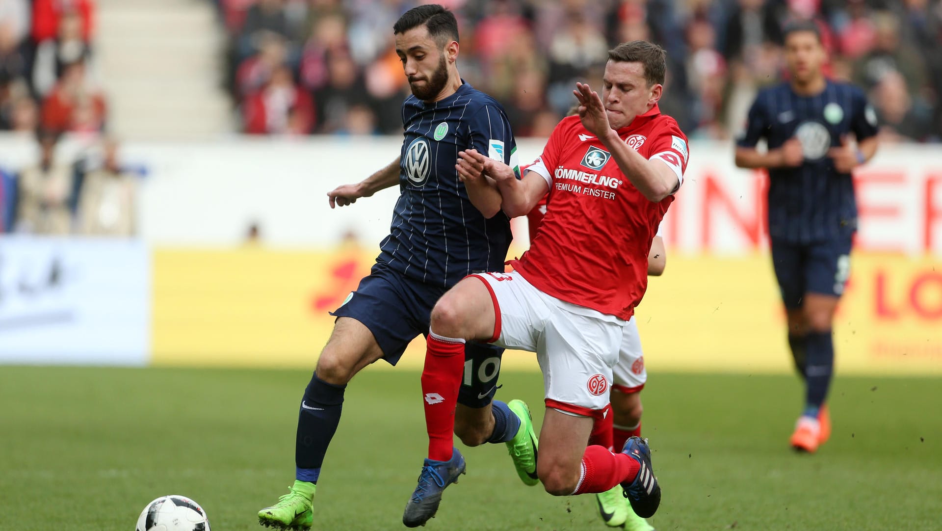Der Mainzer Fabian Frei (re.) setzt Wolfsburgs Yunus Malli unter Druck.