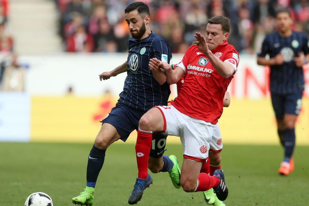 Der Mainzer Fabian Frei (re.) setzt Wolfsburgs Yunus Malli unter Druck.