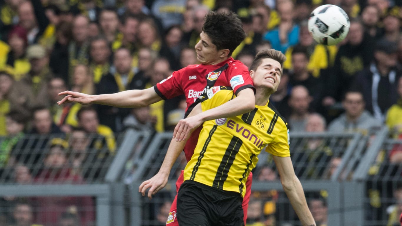 Dortmunds Julian Weigl (re.) beim Kopfballduell mit Leverkusens Kai Havertz.