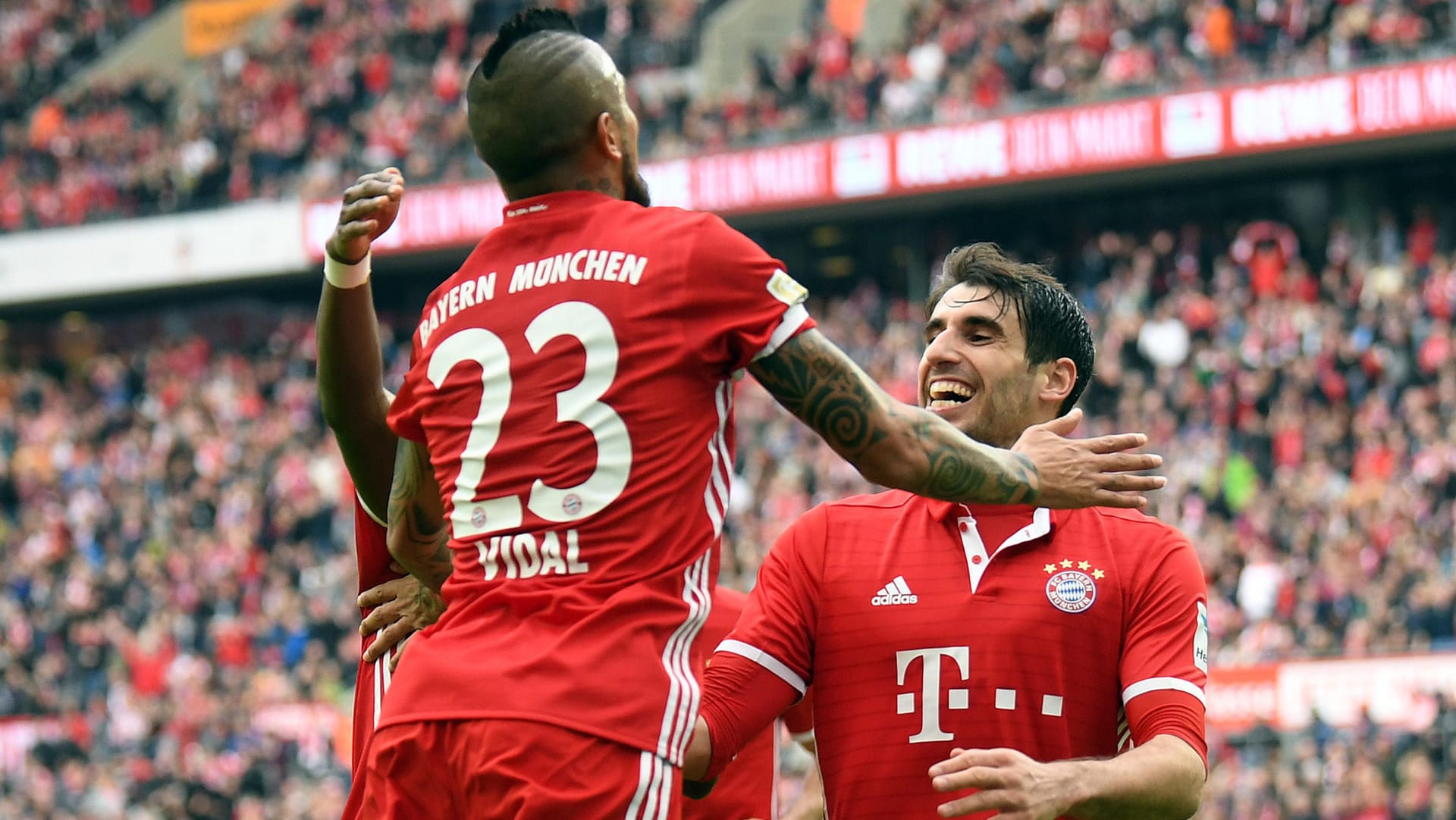 Münchens Javier Martínez (re.) feiert seinen Treffer mit Arturo Vidal.