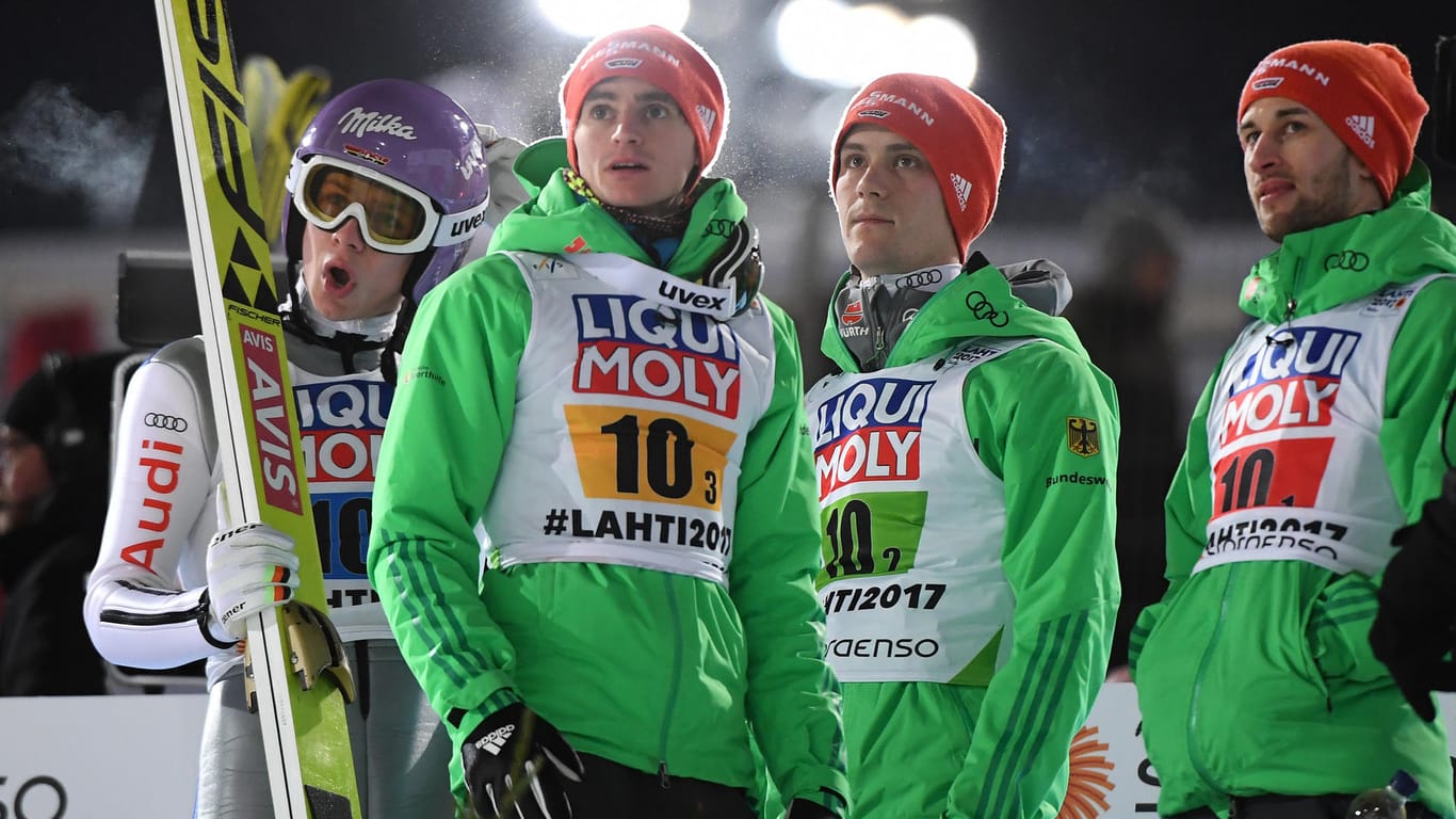 Bange Blicke: Andreas Wellinger, Richard Freitag, Stephan Leyhe und Markus Eisenbichler (von links) schauen beim Team-Wettbewerb, wie sich die Konkurrenz schlägt.