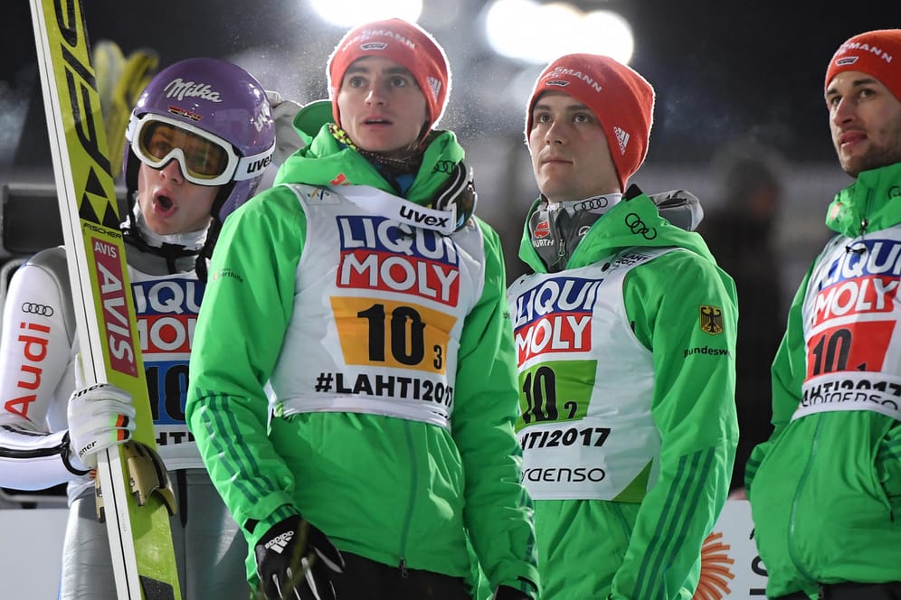 Bange Blicke: Andreas Wellinger, Richard Freitag, Stephan Leyhe und Markus Eisenbichler (von links) schauen beim Team-Wettbewerb, wie sich die Konkurrenz schlägt.