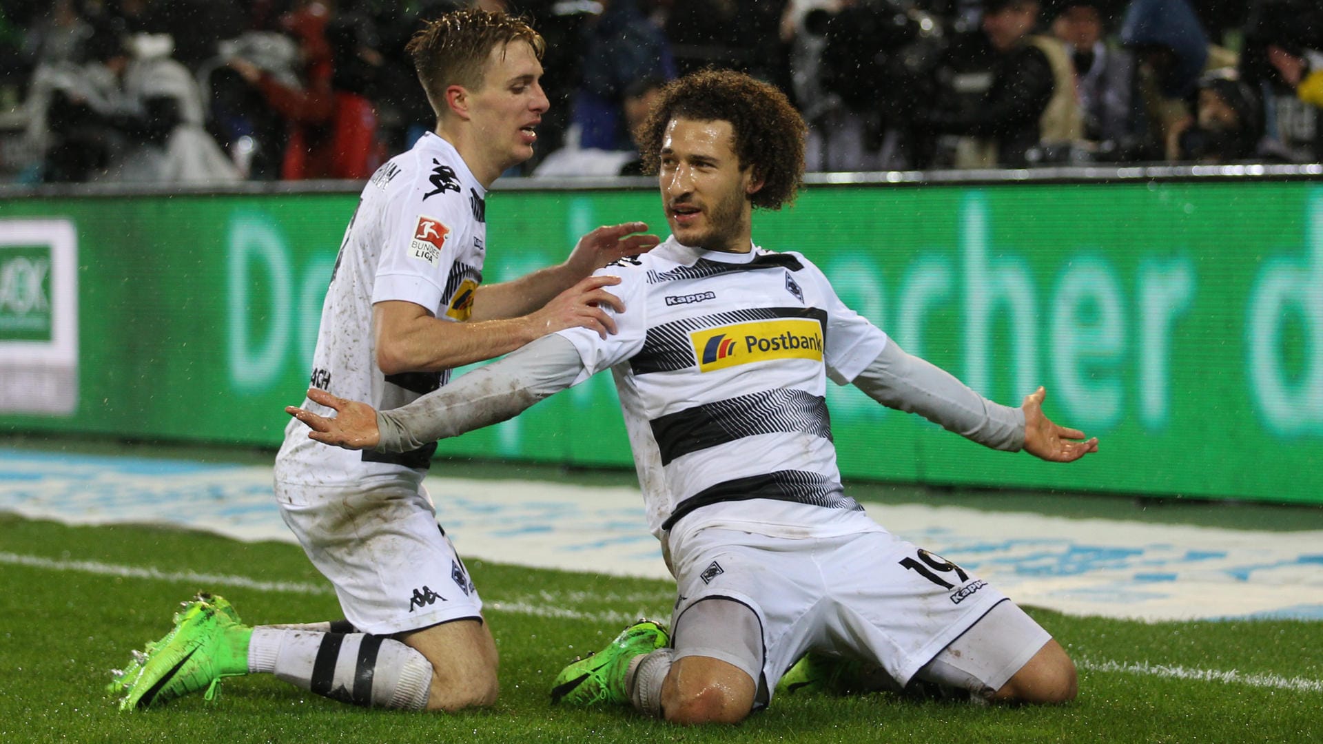 In Jubelpose: Der Mönchengladbach Fabian Johnson freut sich mit seinem Teamkameraden Patrick Herrmann (links) über einen Treffer gegen den FC Schalke 04. In Jubelpose: Der Mönchengladbach Fabian Johnson freut sich mit seinem Teamkameraden Patrick Herrmann (links) über einen Treffer gegen den FC Schalke 04.