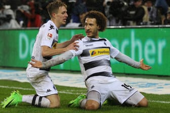 In Jubelpose: Der Mönchengladbach Fabian Johnson freut sich mit seinem Teamkameraden Patrick Herrmann (links) über einen Treffer gegen den FC Schalke 04.