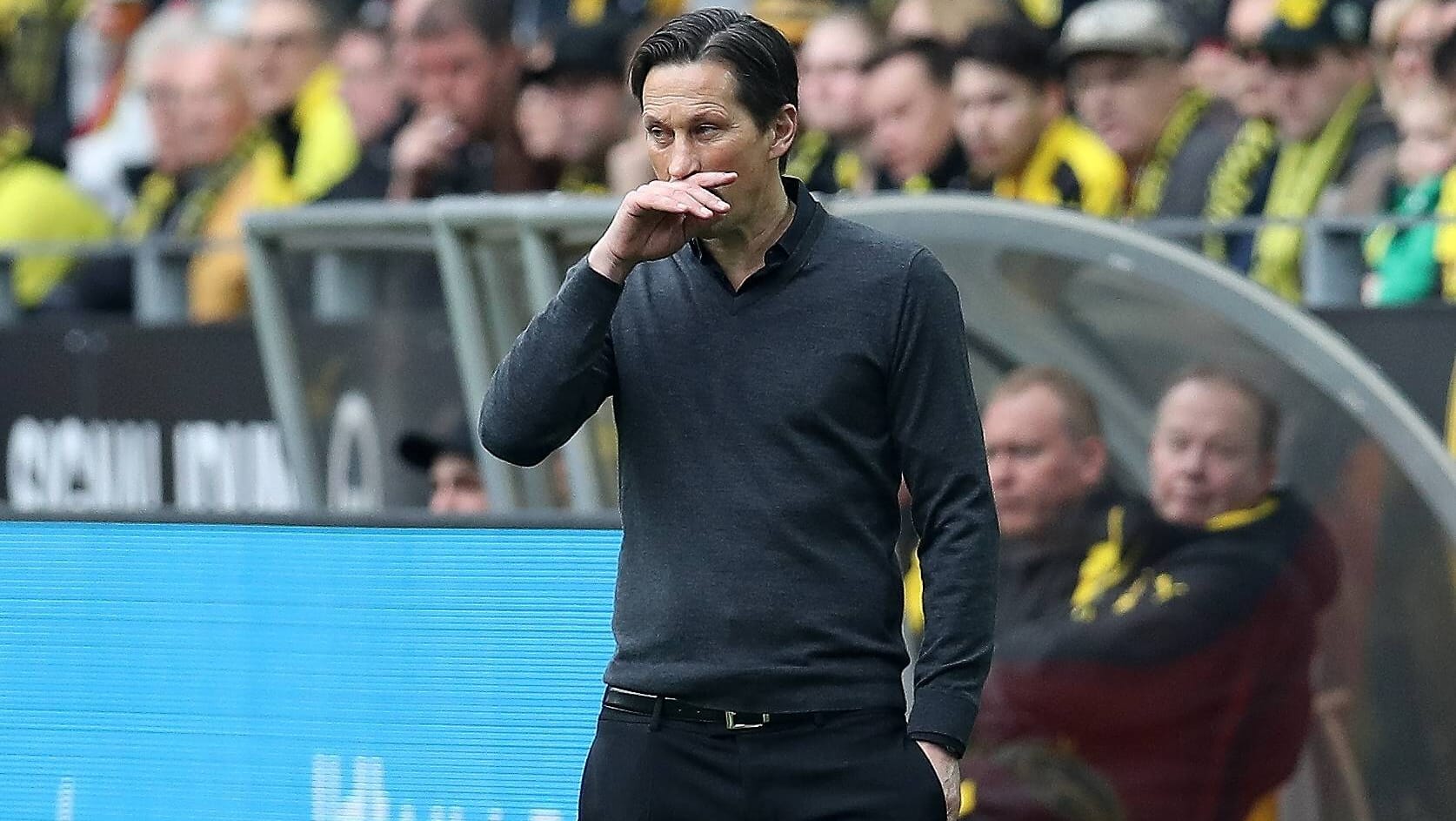 Roger Schmidt während des Spiels in Dortmund