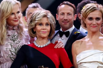 Die Schauspieler Nicole Kidman (l-r), Jane Fonda, Wotan Wilke Möhring und TV-Journalistin Caren Miosga bei der Goldenen Kamera.