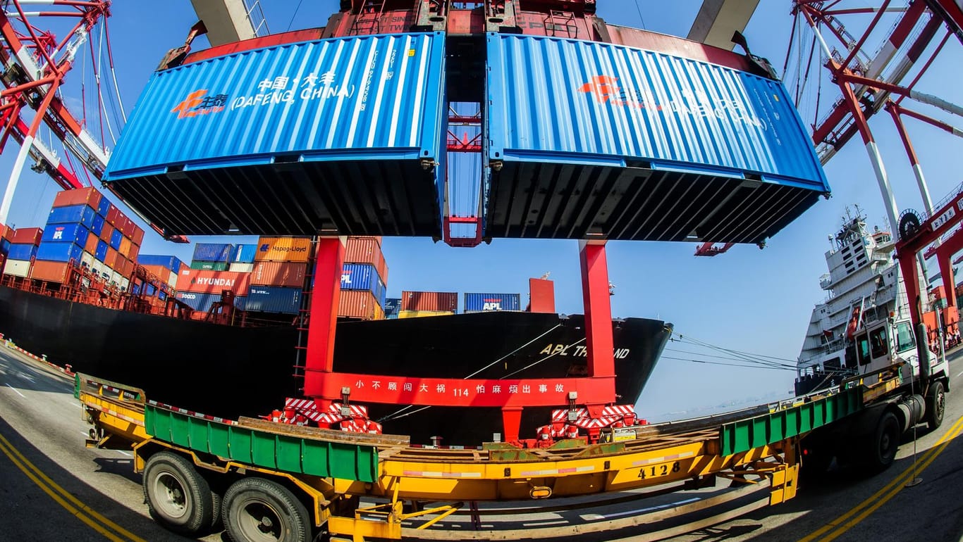 Container-Verladung am Hafen von Shanghai: China sorgt sich um die globale Konjunktur und drosselt die Prognose für das eigene Wirtschaftswachstum.