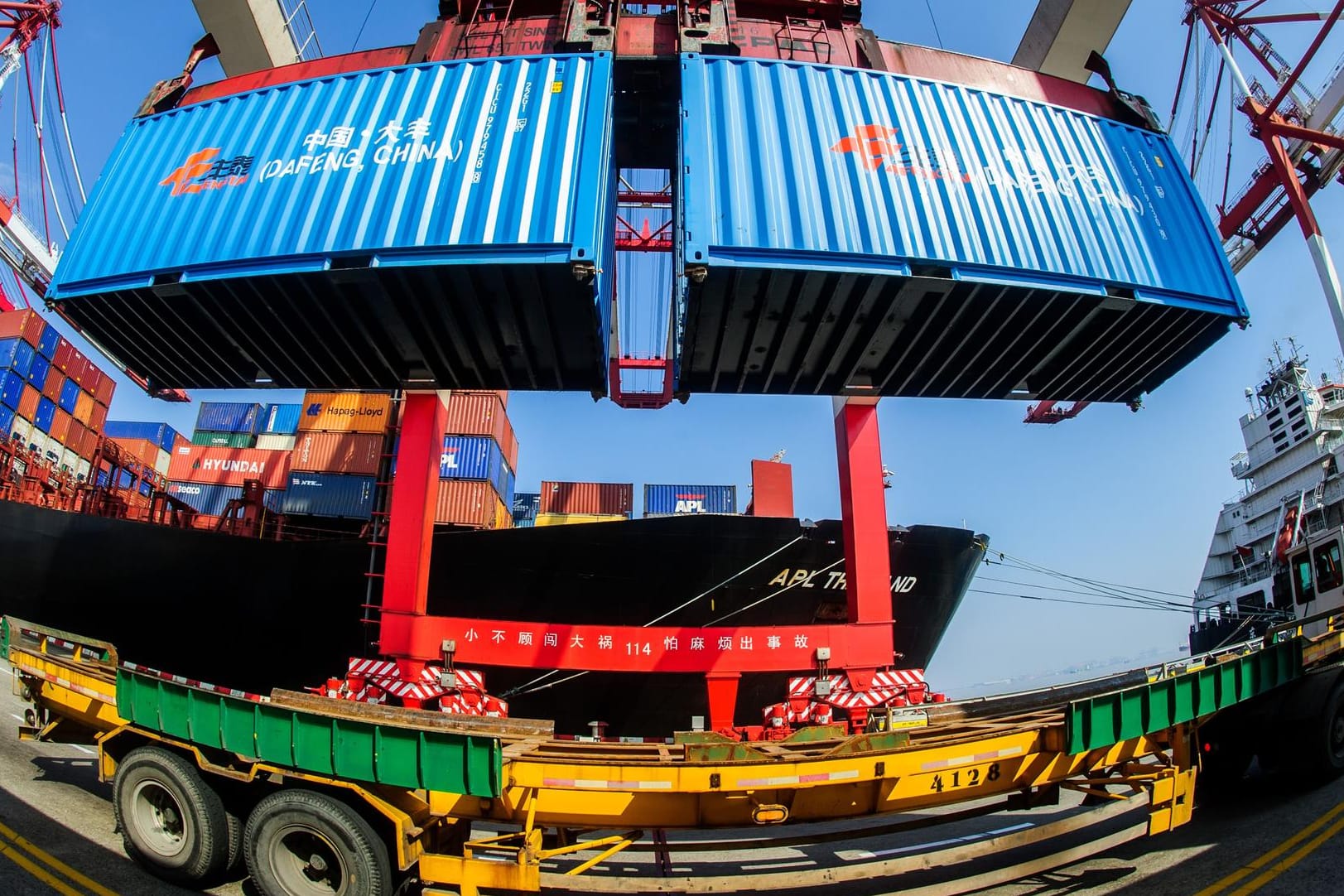 Container-Verladung am Hafen von Shanghai: China sorgt sich um die globale Konjunktur und drosselt die Prognose für das eigene Wirtschaftswachstum.