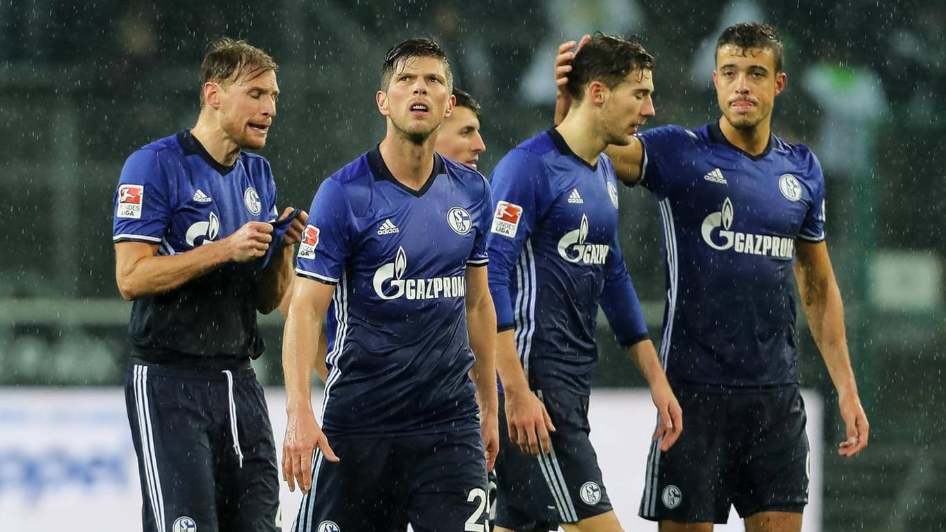 Nach der Pleite in Mönchengladbach verlassen die Schalker frustiert den Platz.