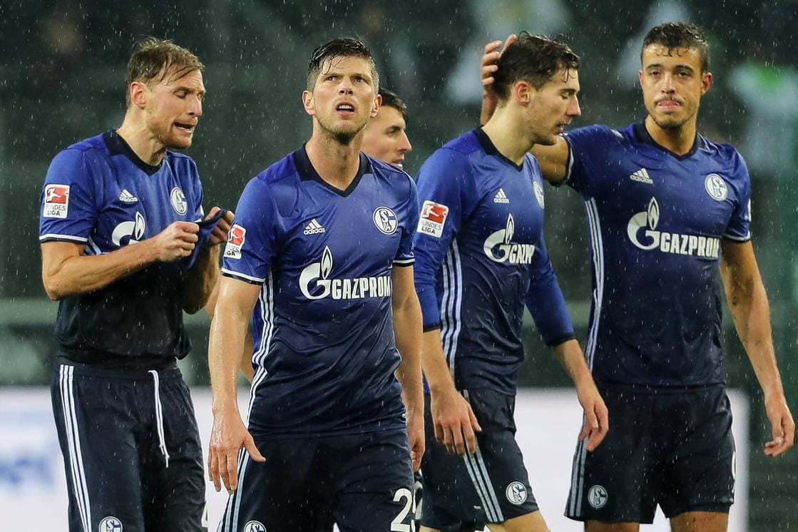 Nach der Pleite in Mönchengladbach verlassen die Schalker frustiert den Platz.