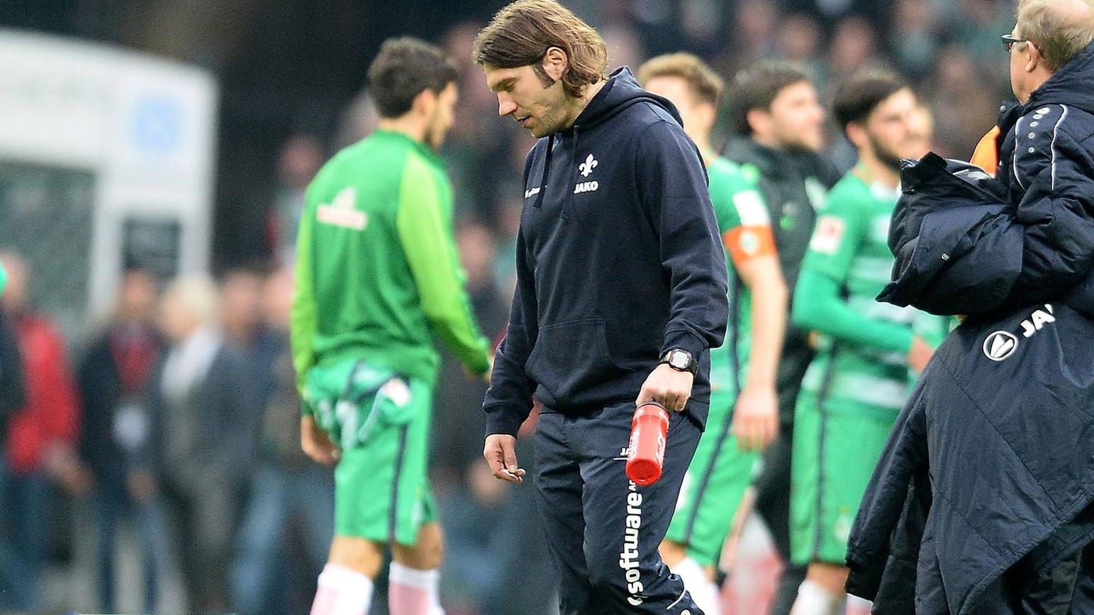 Darmstadts Trainer Torsten Frings nach dem Abpfiff in Bremen