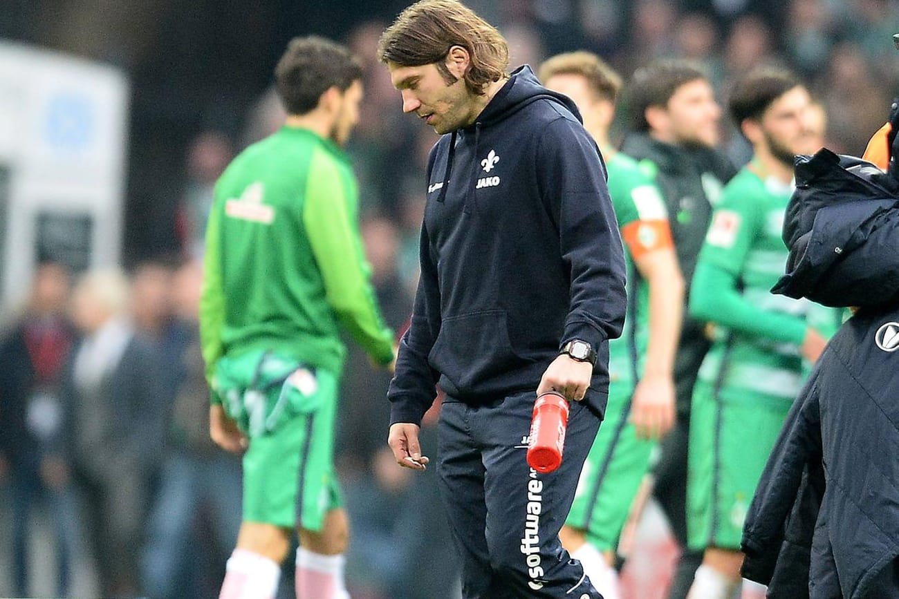 Darmstadts Trainer Torsten Frings nach dem Abpfiff in Bremen