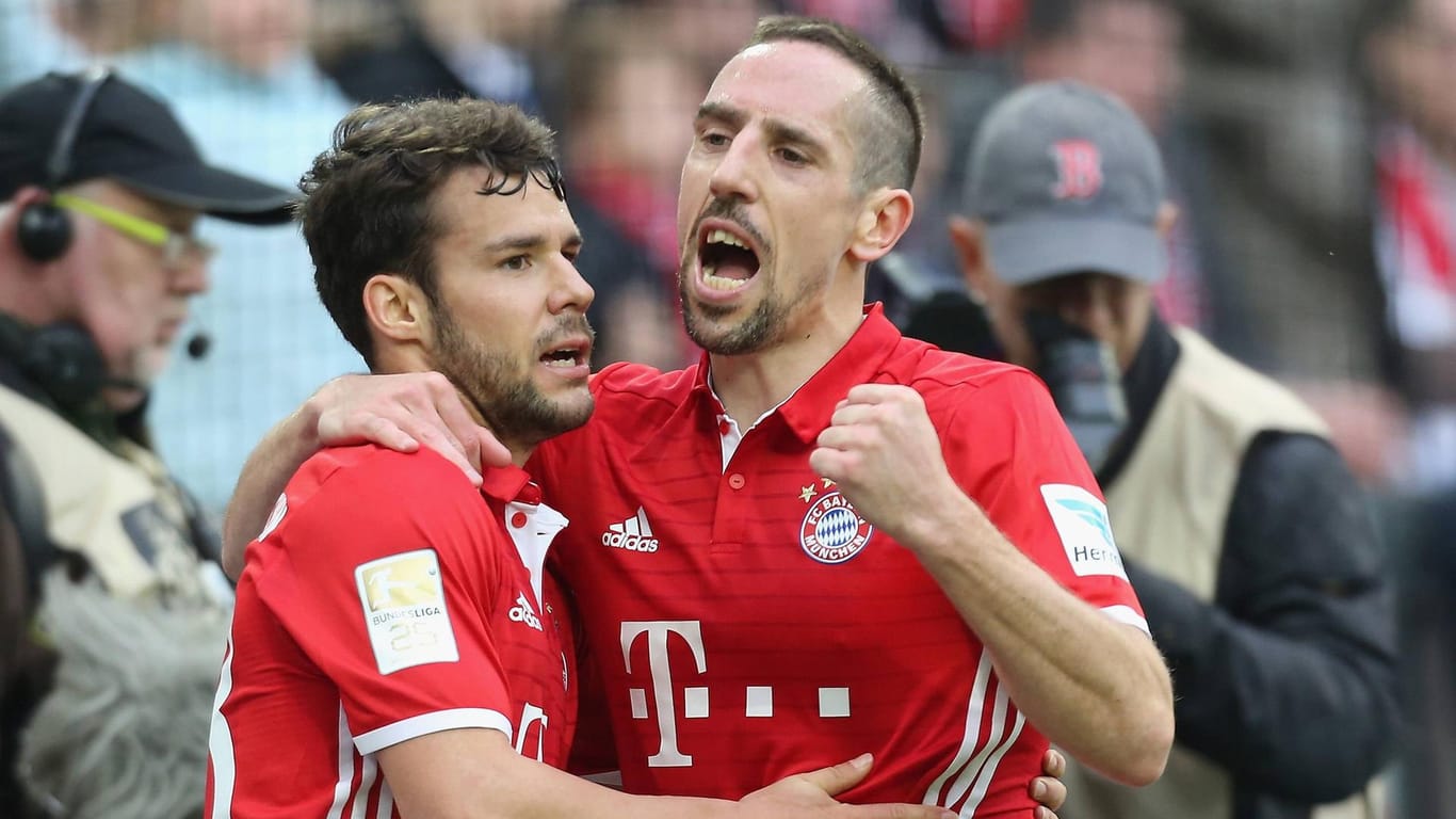 Juan Bernat (li.) und Franck Ribéry feiern Bayerns 3:0 beim 1. FC Köln.