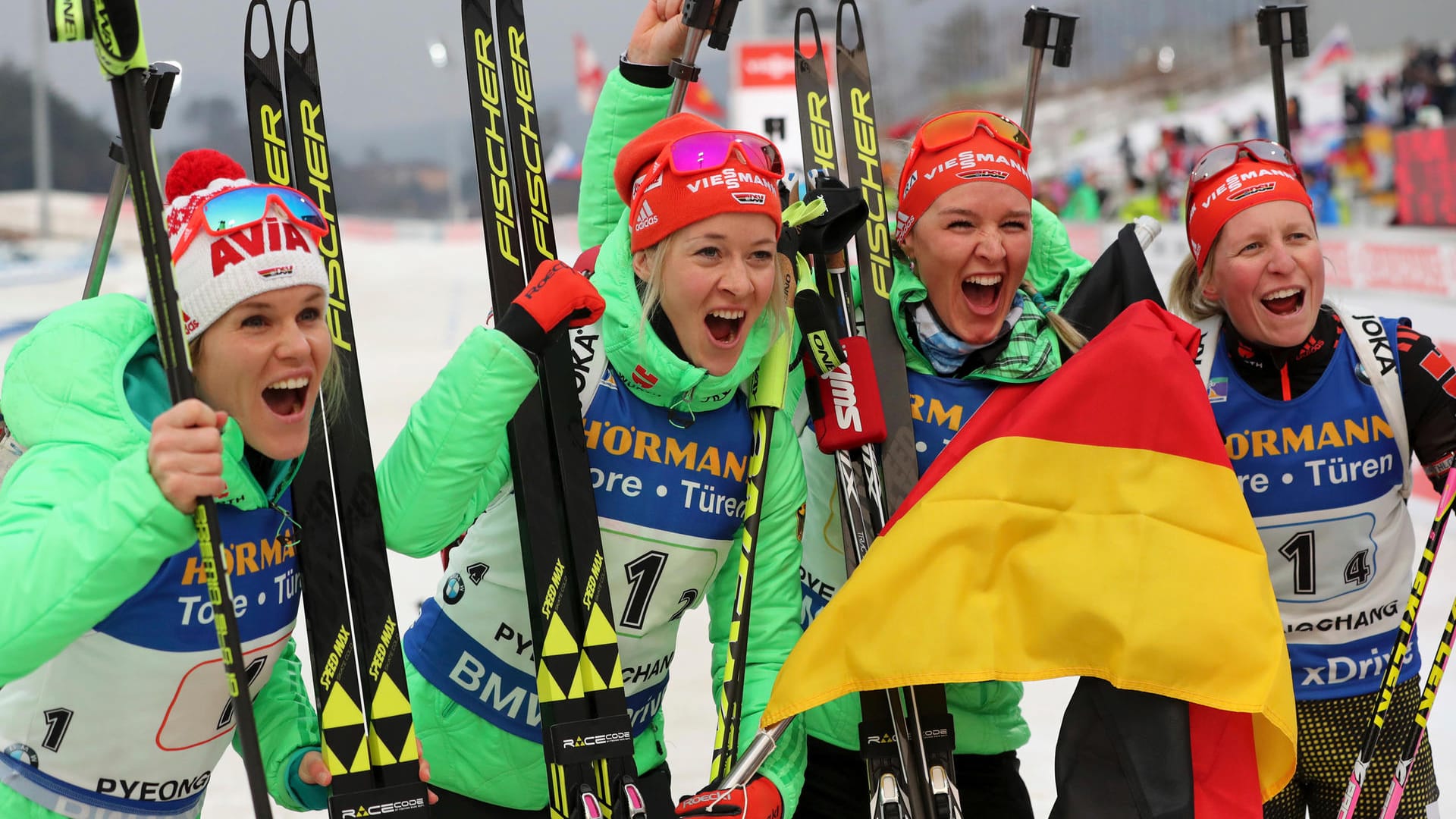 Nadine Horchler, Maren Hammerschmidt, Denise Herrmann und Franziska Hildebrand (v. li.) feiern ihren Sieg.