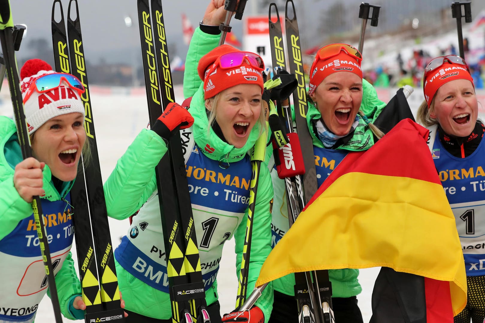 Nadine Horchler, Maren Hammerschmidt, Denise Herrmann und Franziska Hildebrand (v. li.) feiern ihren Sieg.