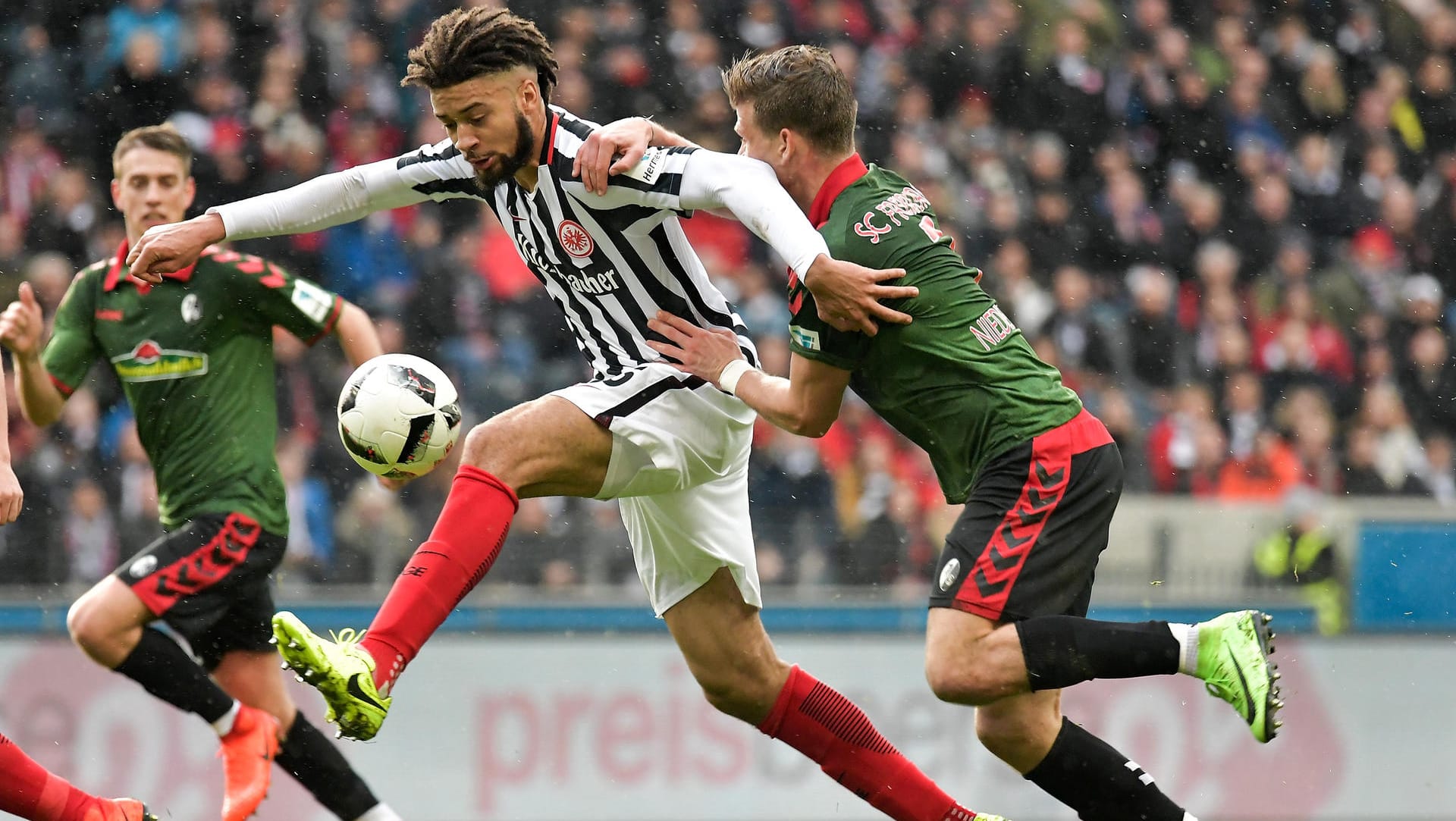 Freiburgs Doppeltorschütze Florian Niederlechner (re.) beim Zweikampf mit dem Frankfurter Michael Hector. Freiburgs Doppeltorschütze Florian Niederlechner (re.) beim Zweikampf mit dem Frankfurter Michael Hector.