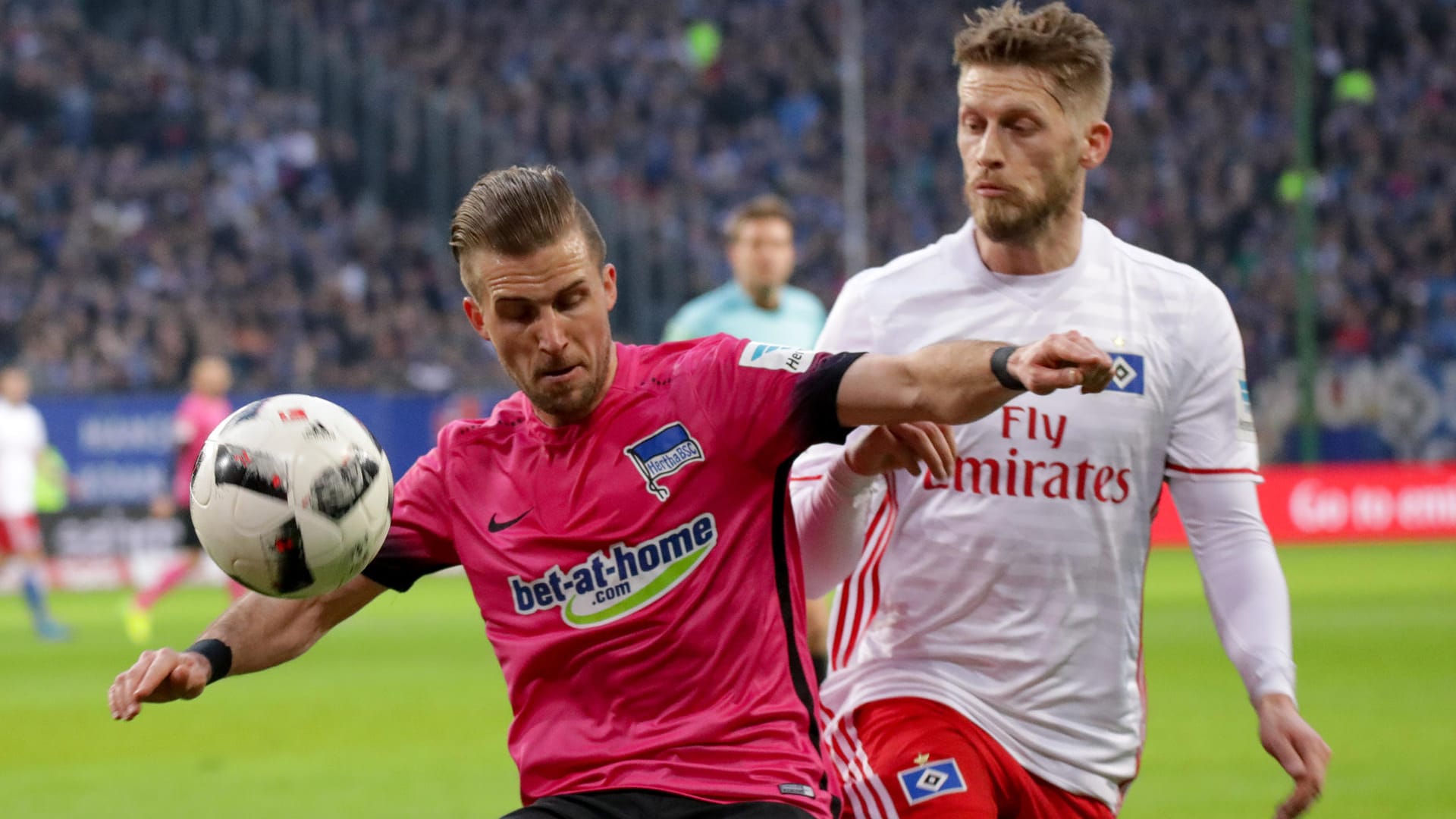 Der Berliner Peter Pekarik (li.) beim Zweikampf mit HSV-Profi Aaron Hunt.