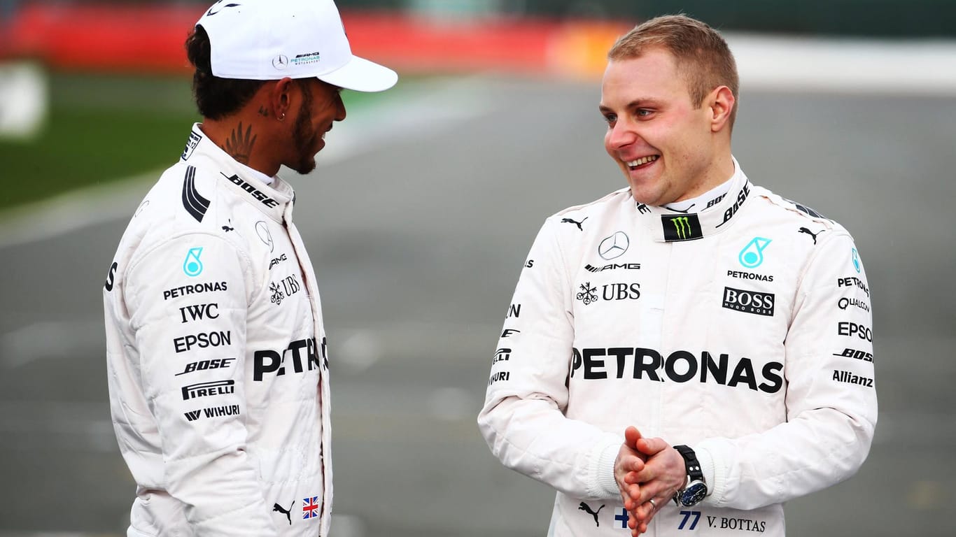 Lewis Hamilton (links) und Valtteri Bottas fahren seit dieser Saison zusammen bei Mercedes.