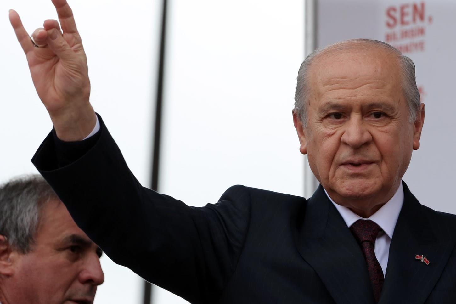 Handzeichen der "Grauen Wölfe": Der Rechtsnationalist Devlet Bahceli unterstützt Erdogan bei der Verfassungsänderung.