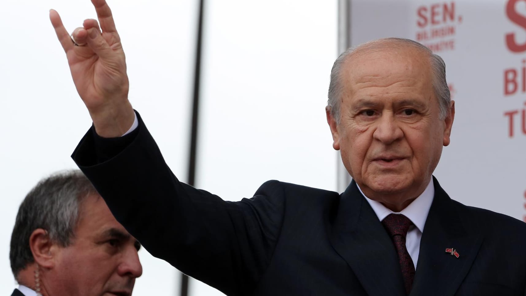 Handzeichen der "Grauen Wölfe": Der Rechtsnationalist Devlet Bahceli unterstützt Erdogan bei der Verfassungsänderung. Handzeichen der "Grauen Wölfe": Der Rechtsnationalist Devlet Bahceli unterstützt Erdogan bei der Verfassungsänderung.