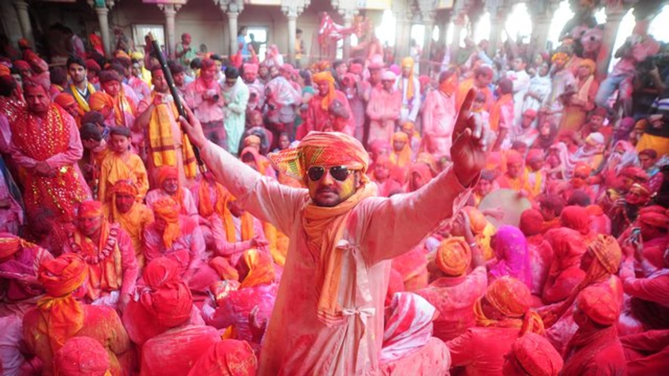 Anhänger des Hinduismus feiern in Mathura Holi.