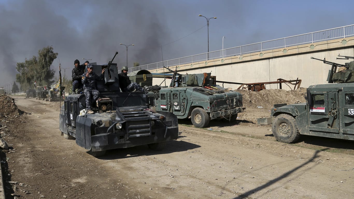 Irakische Sicherheitskräfte rücken am 06.03. bei Mossul gegen Stellungen des IS vor.
