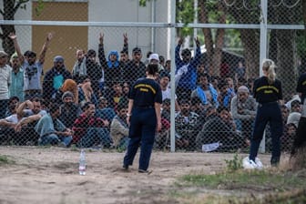 Flüchtlinge in einem Lager an der Grenze zu Serbien.