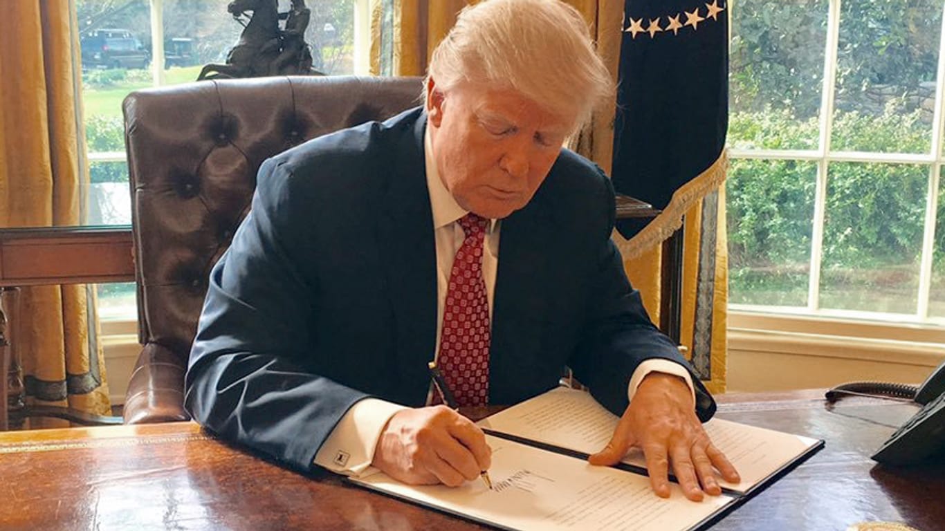 US-Präsident Donald Trump unterzeichnet das neue Einreiseverbot.