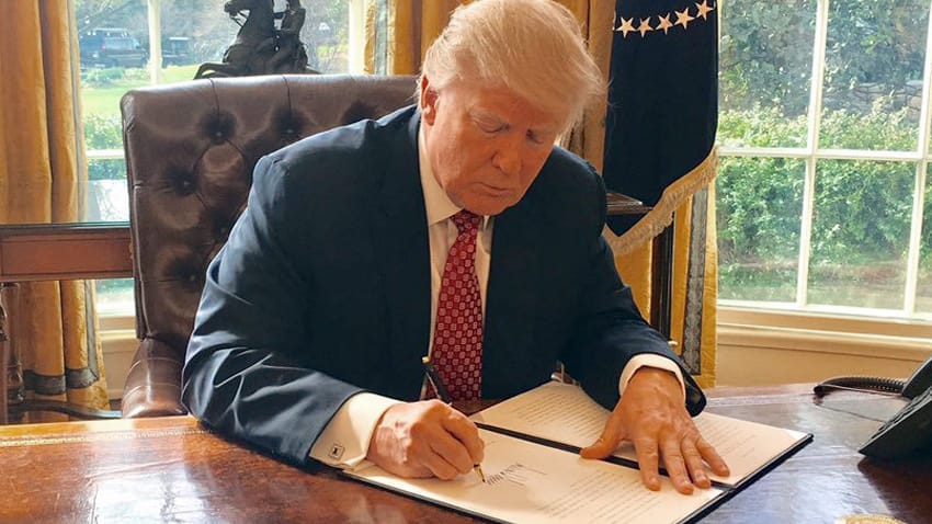 US-Präsident Donald Trump unterzeichnet das neue Einreiseverbot. US-Präsident Donald Trump unterzeichnet das neue Einreiseverbot.