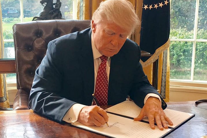 US-Präsident Donald Trump unterzeichnet das neue Einreiseverbot.