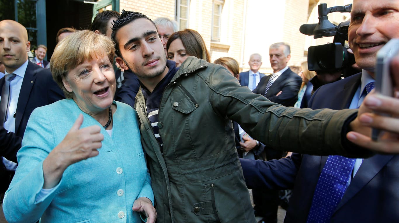 Im September 2015 machte Anas M. ein Selfie mit Bundeskanzlerin Angela Merkel. Auf Facebook wird das Foto immer wieder für verleumderische Fotomontagen und Hasskommentare missbraucht.