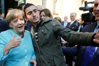 Im September 2015 machte Anas M. ein Selfie mit Bundeskanzlerin Angela Merkel. Auf Facebook wird das Foto immer wieder für verleumderische Fotomontagen und Hasskommentare missbraucht.