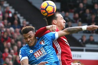 Hartes Duell: United-Star Zlatan Ibrahimovic (hinten) nimmt im Zweikampf mit Tyrone Mings vom AFC Bournemouth den Ellbogen zur Hilfe.