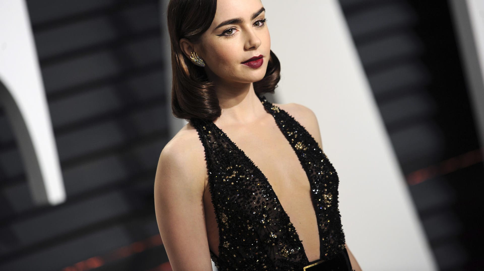 Lily Collins verarbeitet die Beziehung zu ihrem Vater in ihrem Buch "Unfiltered"