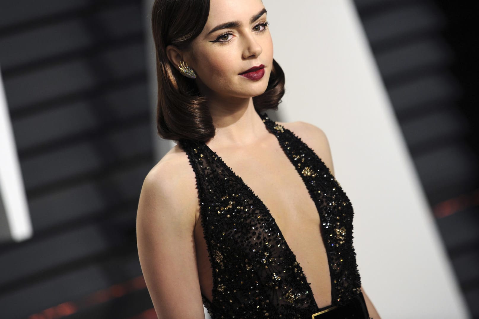 Lily Collins verarbeitet die Beziehung zu ihrem Vater in ihrem Buch "Unfiltered"