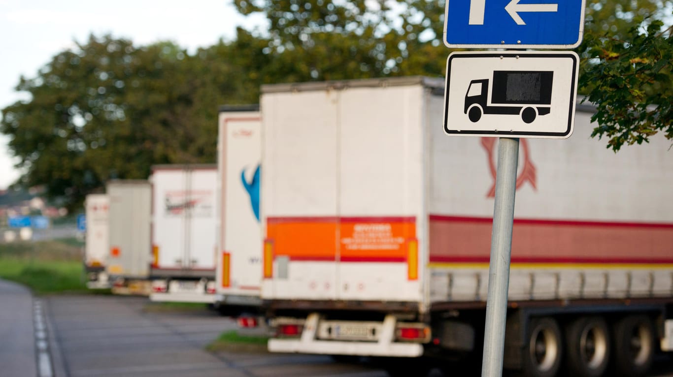Geparkte Laster auf einem Autobahnrastplatz sind für die Diebesbanden eine leichte Beute.